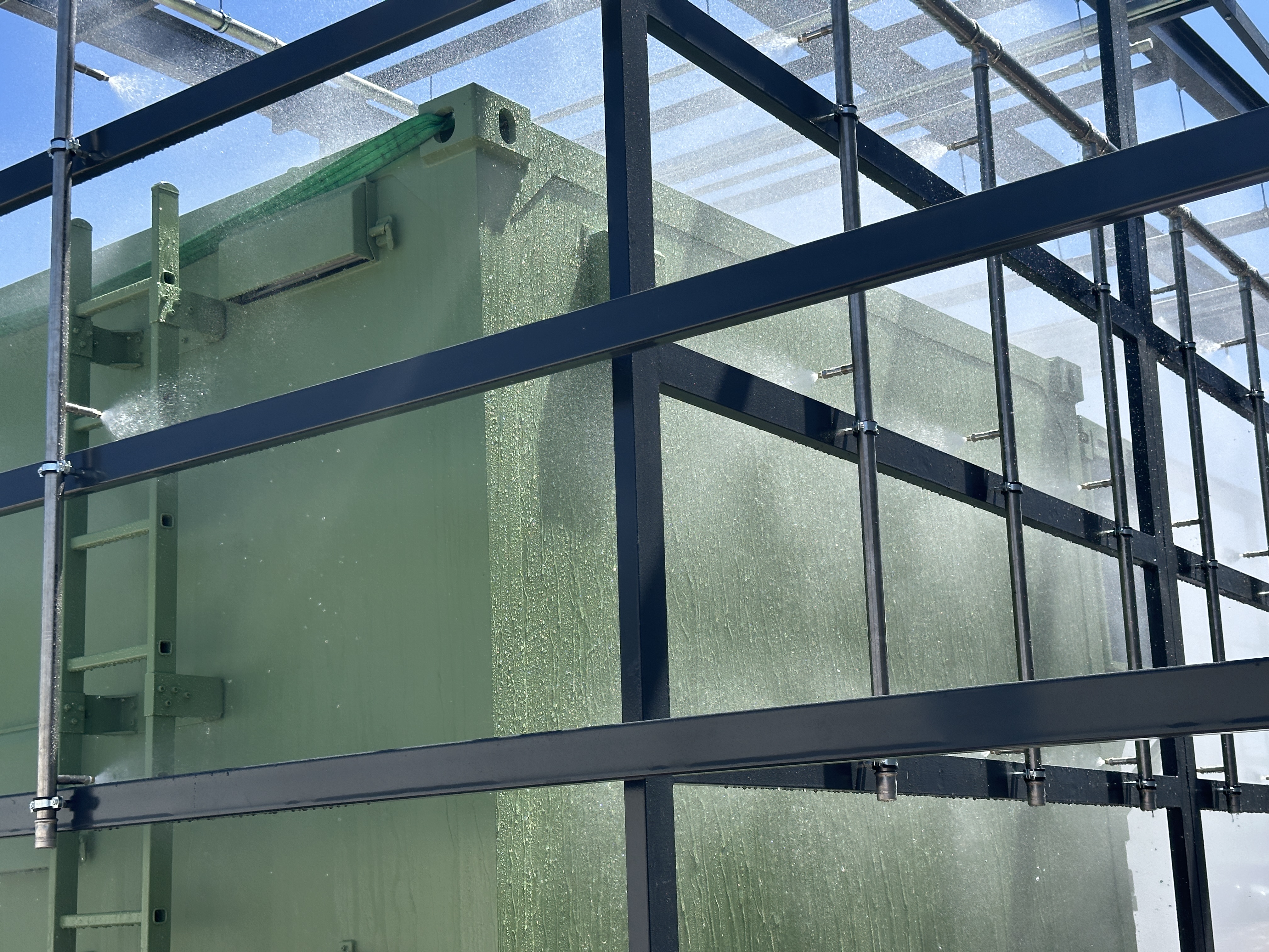 Sistemas de simulación y validación para analizar la resistencia de los materiales en entornos exigentes como por ejemplo el túnel de lluvia AC. MIL. STP. 810.
